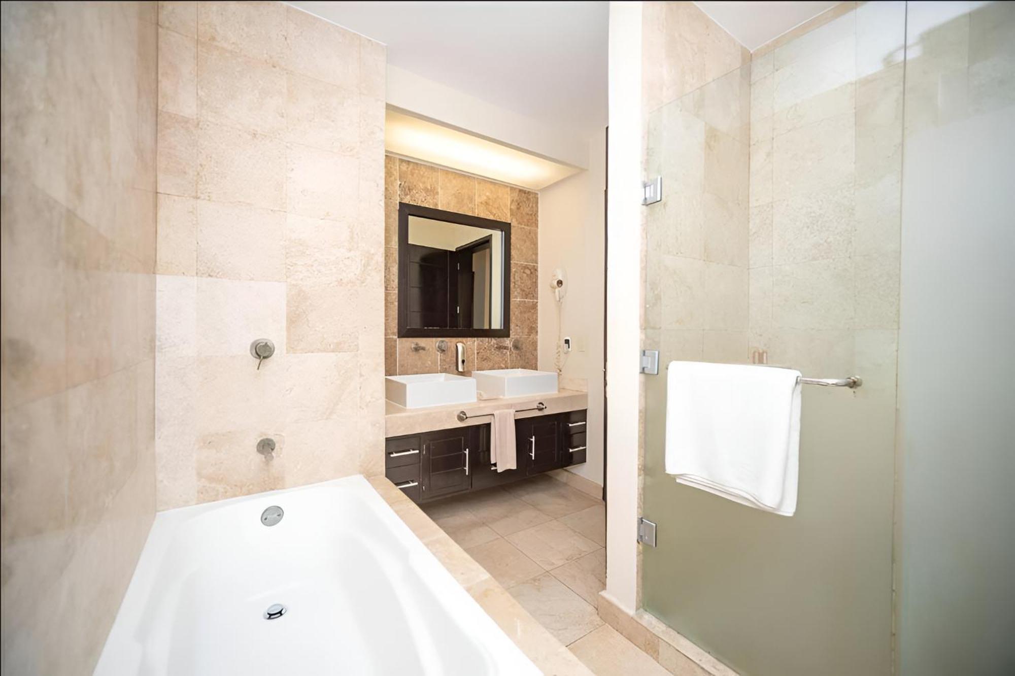 205 C: Centrally Located Apto. With Ocean View Apartamento *