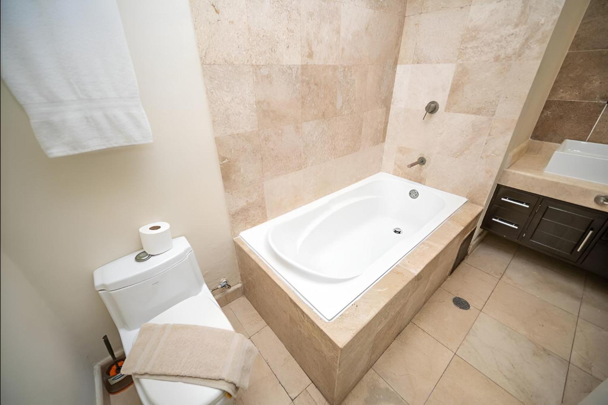 205 C: Centrally Located Apto. With Ocean View Apartamento